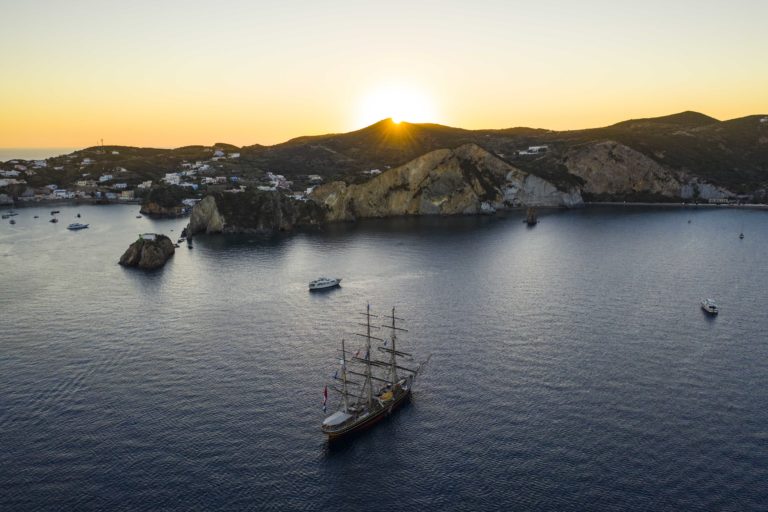 2018 Stad Amsterdam Italy by Beemflights Ponza sunset WEB 768x512