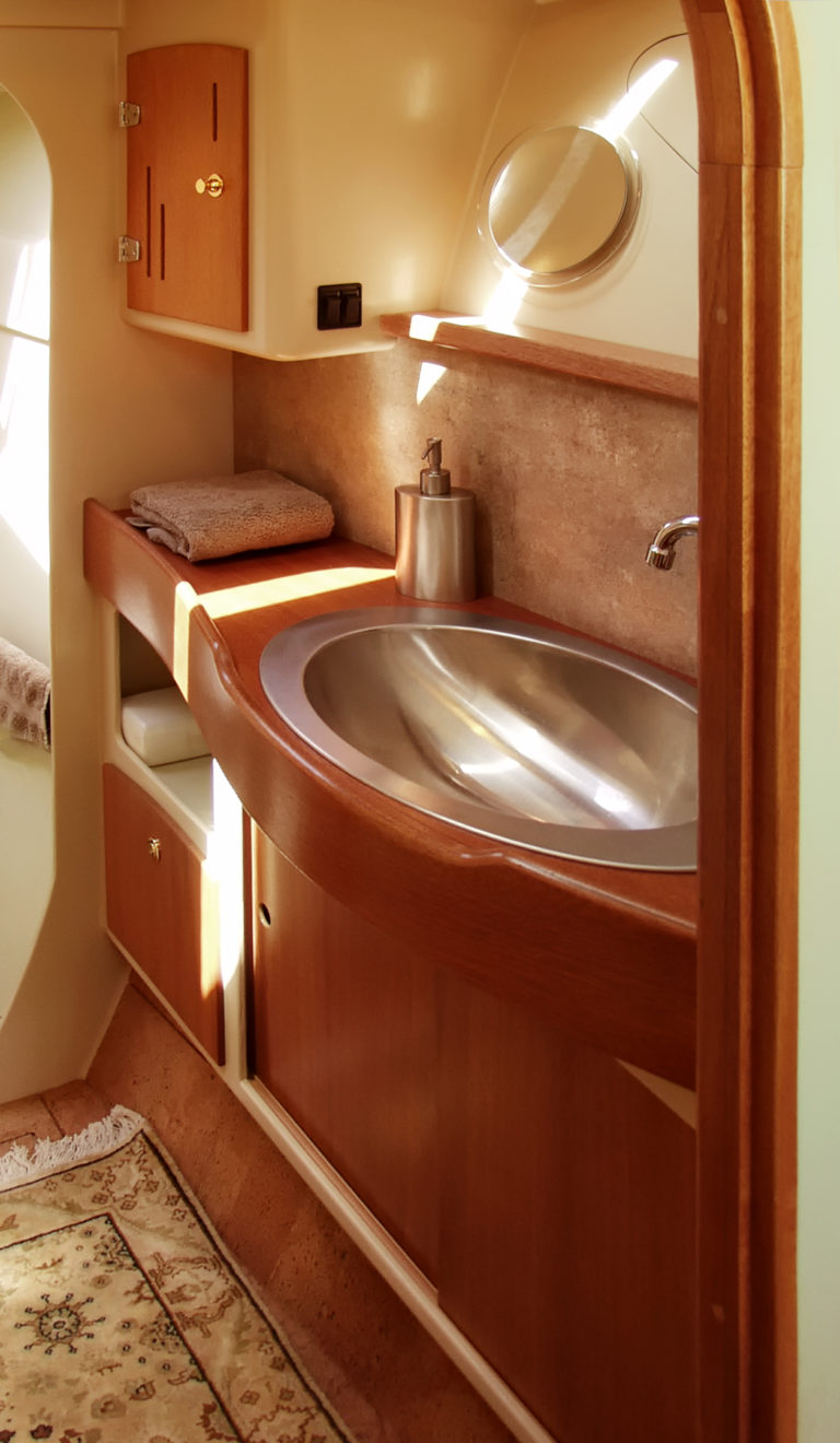 Vanity P5152068 768x1320