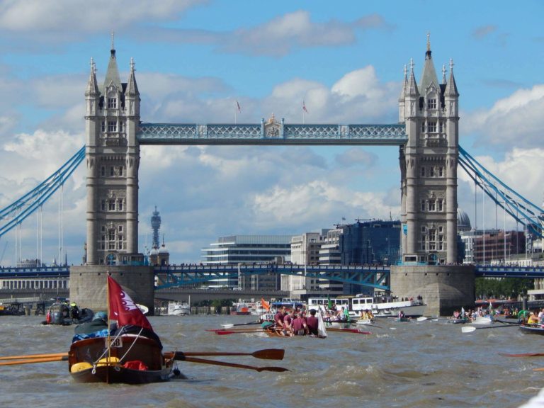 Rowing the "Great River Race" on the Thames in London in one of our Thamesskiffs.