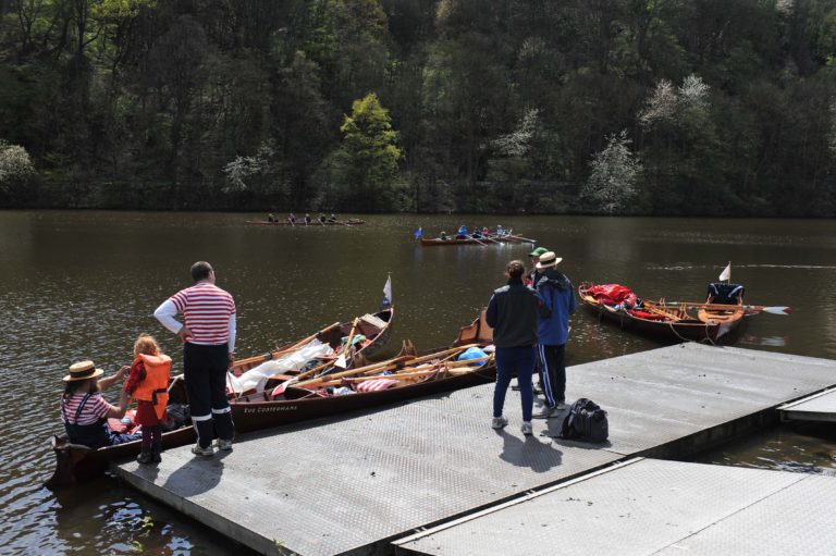 Two of our Thames Skiffs, a Thames Gig and a coxed single at our anual rowing tour at the beginnig of our rowing season.