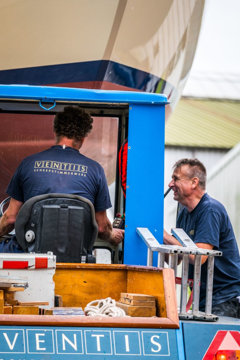 P1438582 min 768x1152