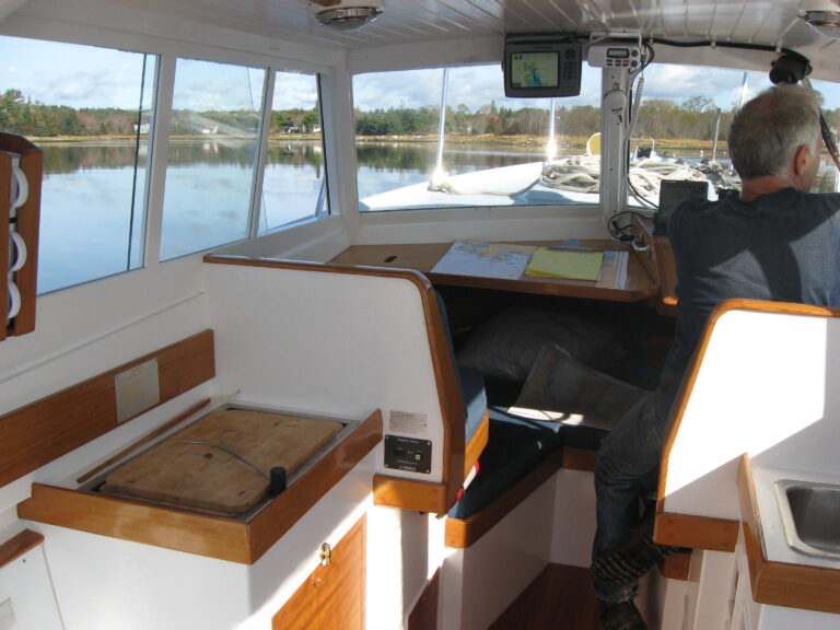 D IV stove ice box drawer chart table vee berth 768x576