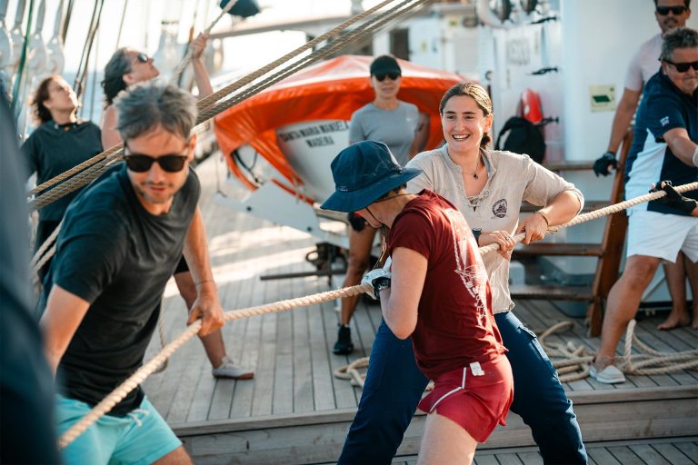 Santa Maria Manuela guests pulling ropes 768x512