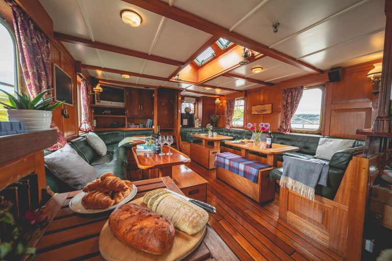 Venturesail Blue Clipper saloon 19 768x512